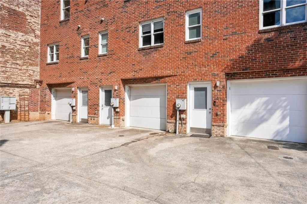 322 Peters Street SW 6