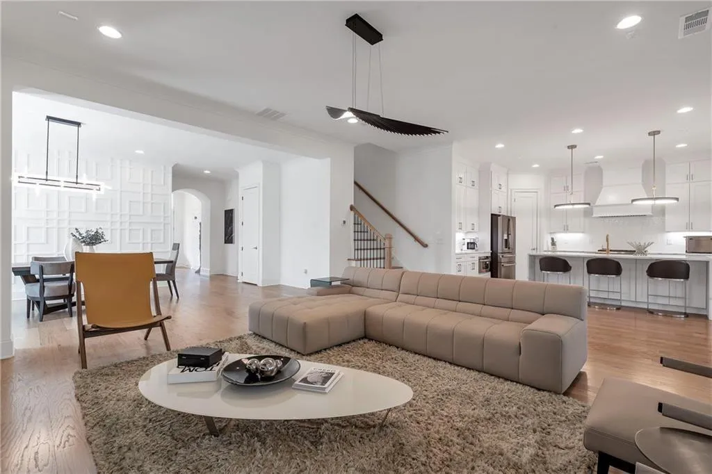 Dunwoody, Georgia 30338, United States, 6 Bedrooms Bedrooms, ,6 BathroomsBathrooms,Residential,Active,80812