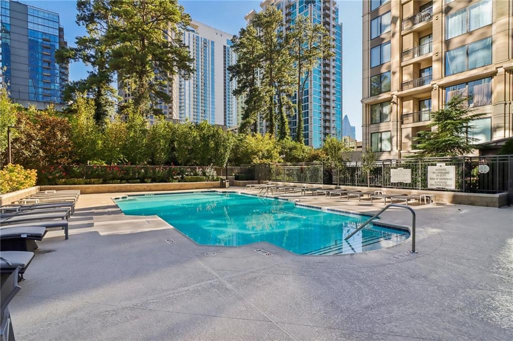 Paramount Building - Residential