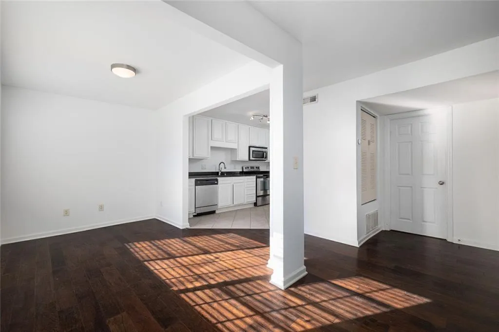 Atlanta, Georgia 30319, United States, 2 Bedrooms Bedrooms, ,3 BathroomsBathrooms,Residential,Active,188027