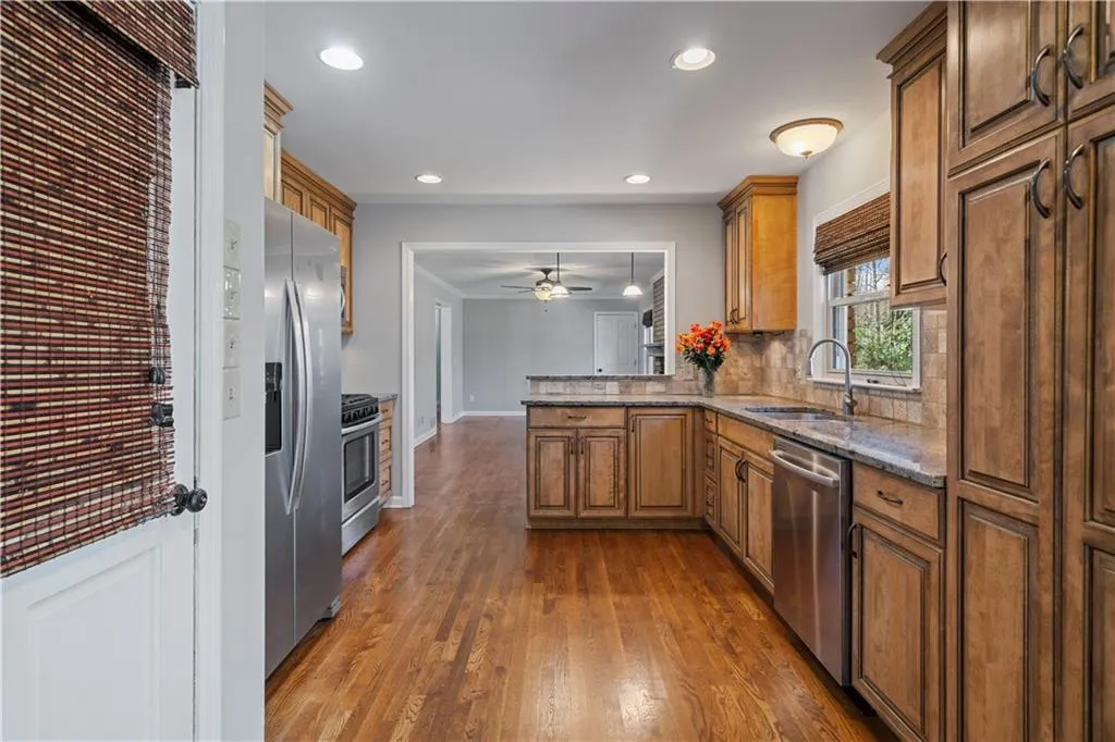 Roswell, Georgia 30075, United States, 3 Bedrooms Bedrooms, ,3 BathroomsBathrooms,Residential,Pending,1027