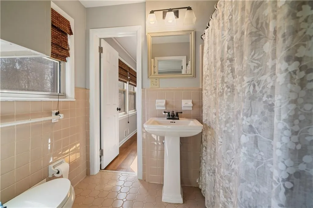 Roswell, Georgia 30075, United States, 3 Bedrooms Bedrooms, ,3 BathroomsBathrooms,Residential,Pending,1027