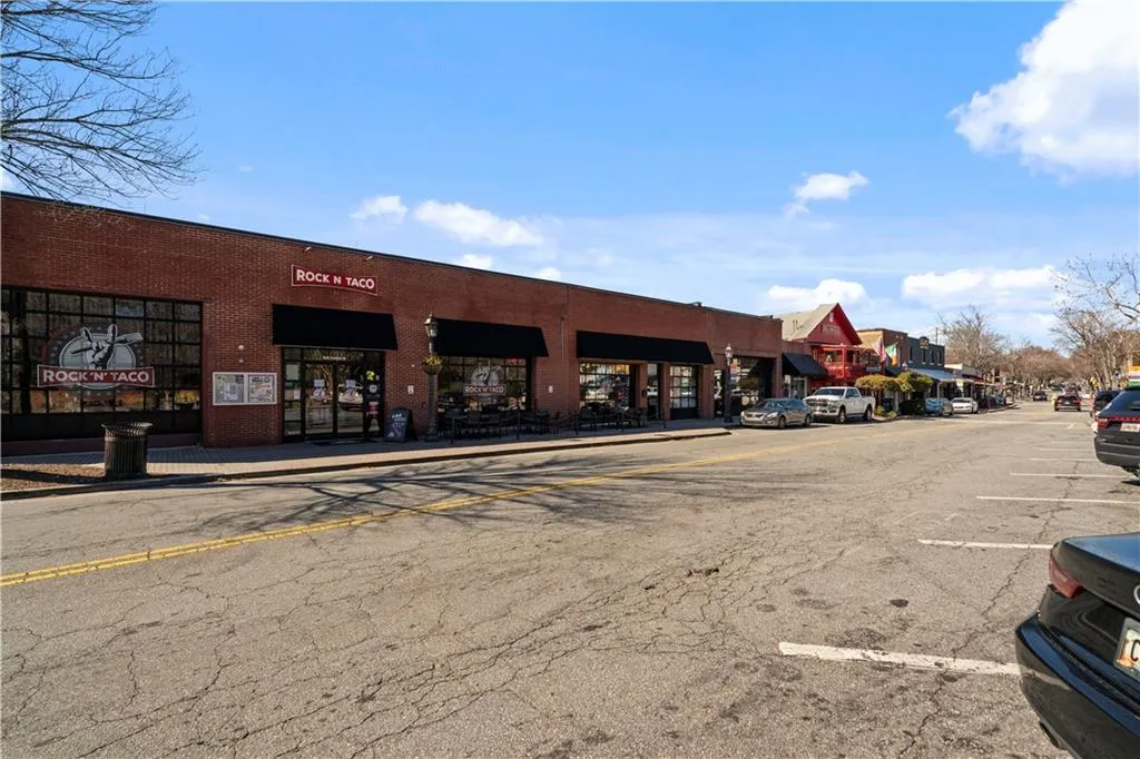 Roswell, Georgia 30075, United States, 3 Bedrooms Bedrooms, ,3 BathroomsBathrooms,Residential,Pending,1027