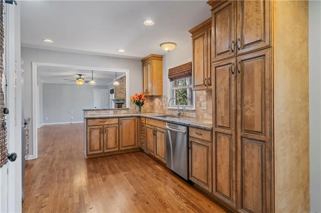 Roswell, Georgia 30075, United States, 3 Bedrooms Bedrooms, ,3 BathroomsBathrooms,Residential,Pending,1027