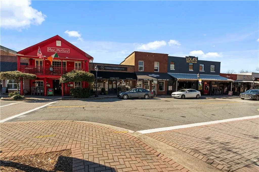 Roswell, Georgia 30075, United States, 3 Bedrooms Bedrooms, ,3 BathroomsBathrooms,Residential,Pending,1027