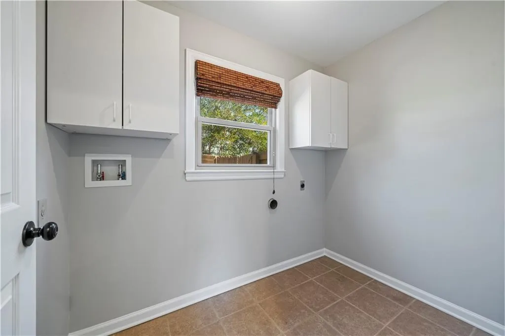 Roswell, Georgia 30075, United States, 3 Bedrooms Bedrooms, ,3 BathroomsBathrooms,Residential,Pending,1027