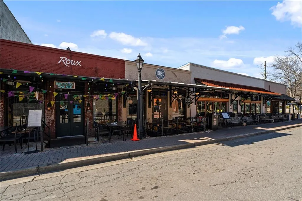 Roswell, Georgia 30075, United States, 3 Bedrooms Bedrooms, ,3 BathroomsBathrooms,Residential,Pending,1027