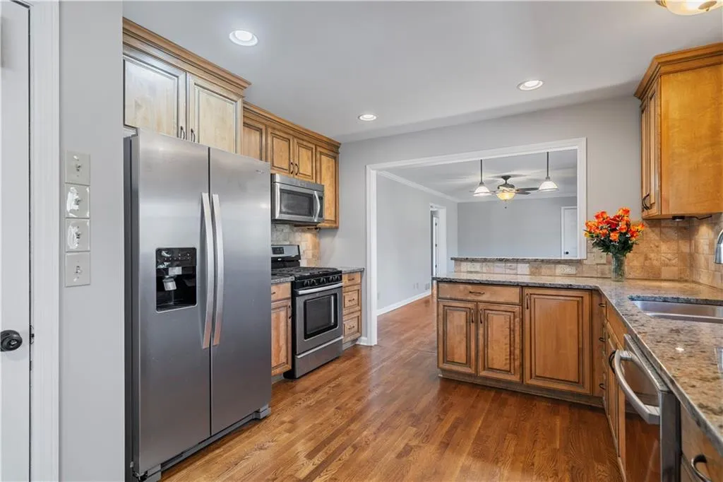 Roswell, Georgia 30075, United States, 3 Bedrooms Bedrooms, ,3 BathroomsBathrooms,Residential,Pending,1027