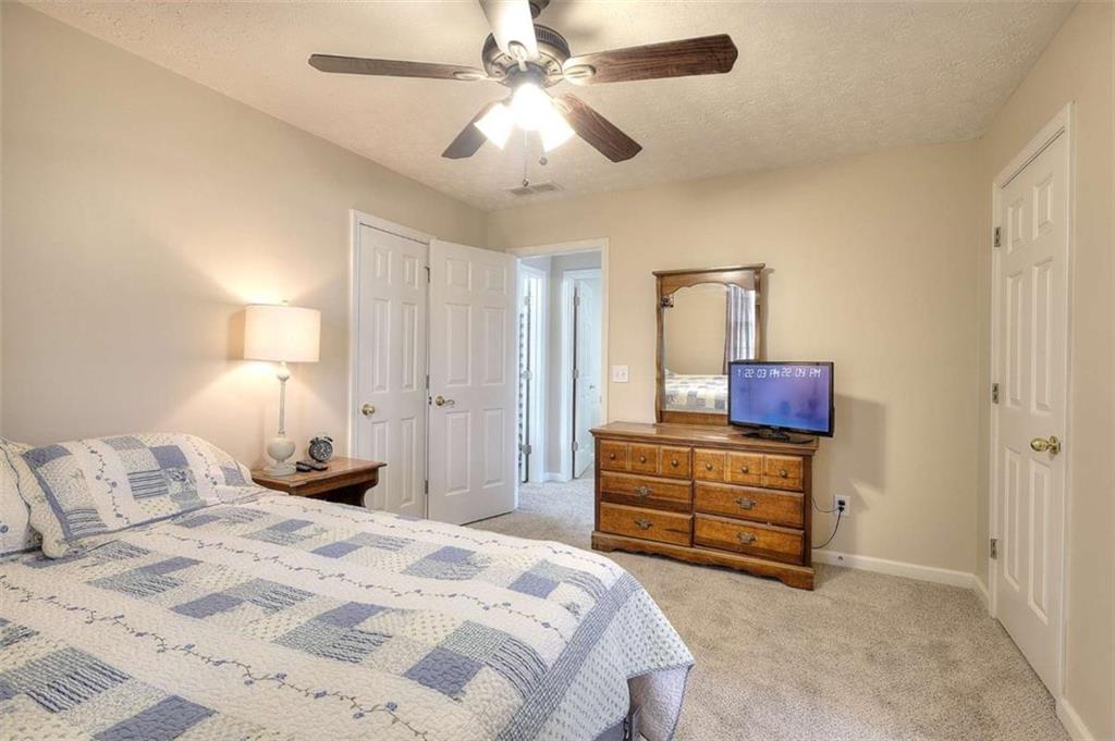 Vinnys Lake - Residential