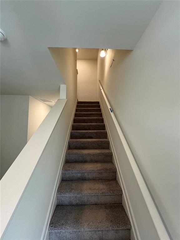 1049 Paddington Drive in Cartersville, GA is a modern 2-bedroom, 2.5-bathroom townhome offering 1,450 square feet of comfortable living space. The home features brand-new kitchen appliances, an attached 1-car garage, and included lawn care for added convenience.
Located in the Parkway Station community, the property is close to shopping centers like Collins Pointe Plaza and Village Corners, and just a short drive from attractions including the Tellus Science Museum, Etowah Indian Mounds, and Red Top Mountain State Park.