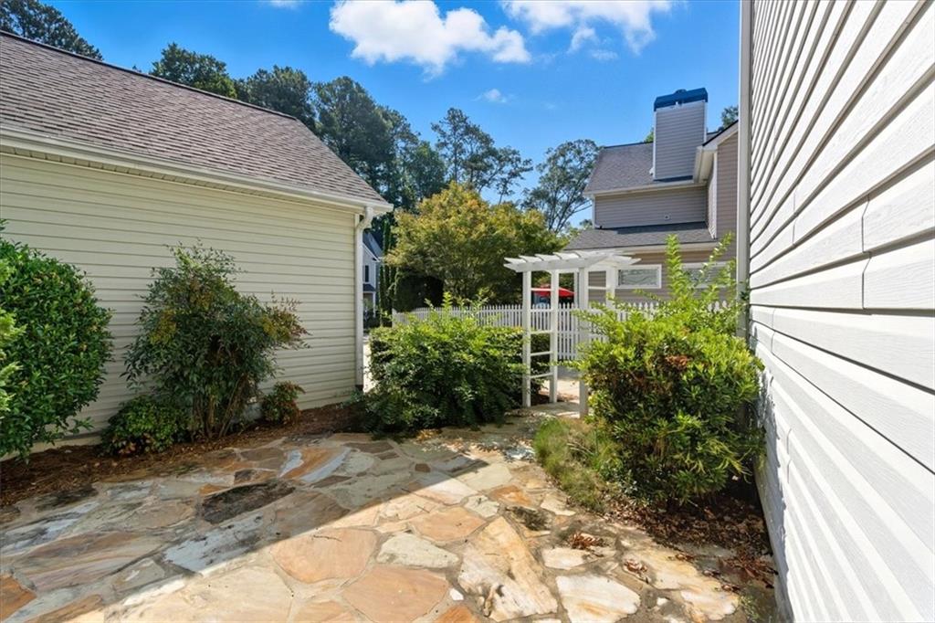 Gardenside  At Powers Ferry - Residential