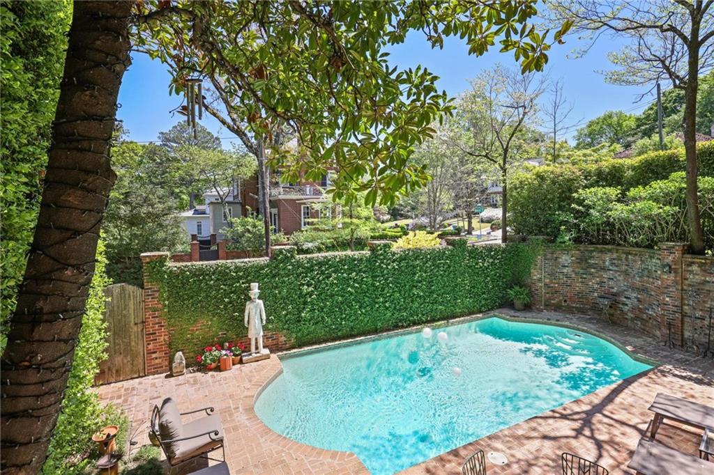 10 Palisades Road NE