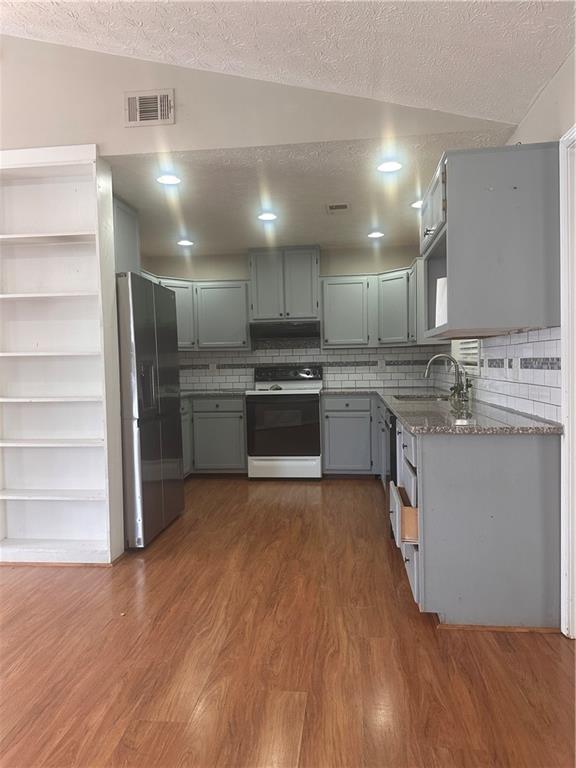 220 CANTERBURY Lane
