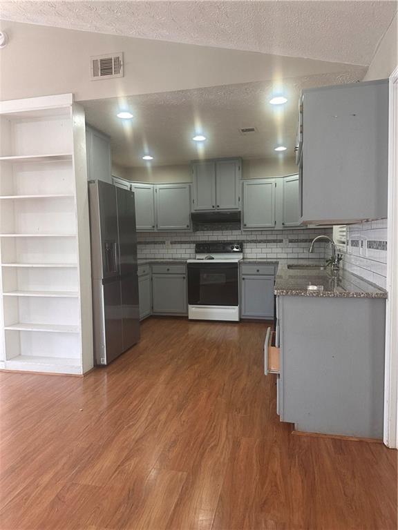 220 CANTERBURY Lane