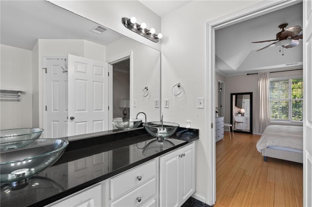 915 Charter Club Dr