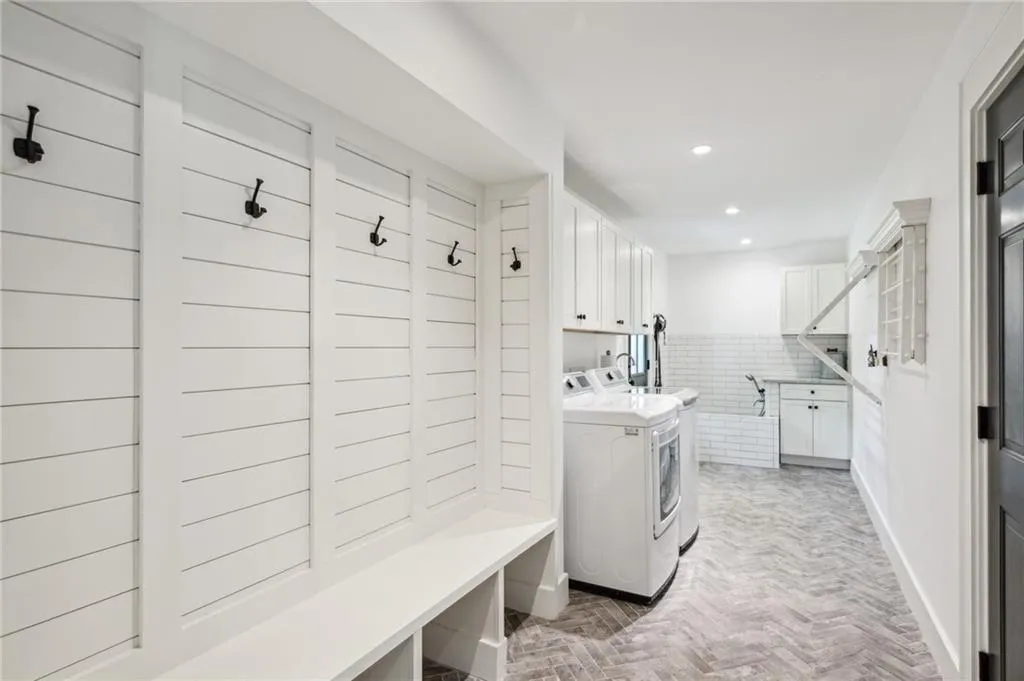 Sandy Springs, Georgia 30328, United States, 5 Bedrooms Bedrooms, ,5 BathroomsBathrooms,Residential,Active,154551