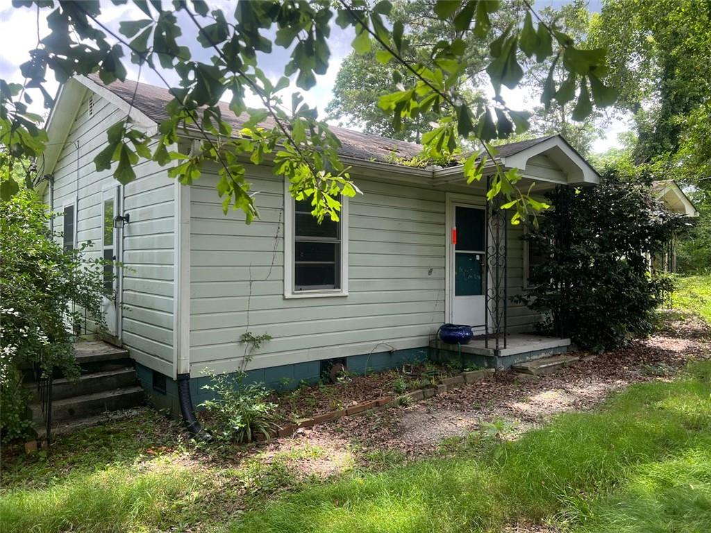 Investor’s Dream – Huge Potential!
2 Bed, 1 Bath home on nearly one acre of land!
Renovate the existing structure or build your custom project.
Zoning possibilities and lot size offer endless development opportunities.
Don't miss this rare find!