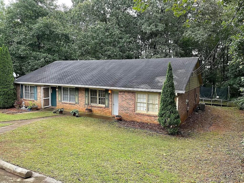 SPECIAL MOVE IN: WAIVING ADMINSTRATIVE FEES IF TENANT MOVE IN'S BY SEPTEMBER 1ST OFFERED TO QUALIFIED TENANT!
Welcome to 626 Jackson Park Lane, a stunning newly renovated duplex in the desirable neighborhood of Suwanee, GA. Prepare to be captivated by the modern elegance and impeccable attention to detail found within this remarkable property. Step inside and be greeted by a fresh, inviting ambiance. Every inch of this home boasts a brand-new interior, exuding a sense of modern luxury. The sleek stainless steel appliances in the fully equipped kitchen are a chef's dream, complemented by the exquisite new flooring that flows seamlessly throughout. Experience true comfort in the two spacious bedrooms, each offering a serene retreat to unwind after a long day. The newly renovated bathrooms showcase exquisite craftsmanship, featuring beautiful fixtures and finishes that add a touch of sophistication. From the moment you walk through the front door, you will appreciate the care and thoughtfulness that went into renovating this duplex. The fresh interior and exterior paint create a pristine backdrop for you to personalize and make your own. Enjoy the convenience of your own driveway, providing ample parking space for you and your guests. The front yard and back yard have been meticulously landscaped, offering a tranquil oasis for outdoor relaxation and entertaining. In addition, this duplex comes complete with a washer and dryer, ensuring that laundry tasks are a breeze. No detail has been overlooked in ensuring that this property offers the utmost in comfort, style, and convenience.