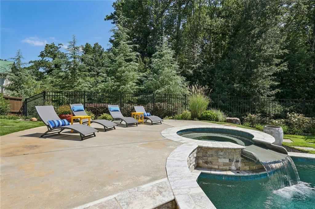 Longstreet Manor - Residential