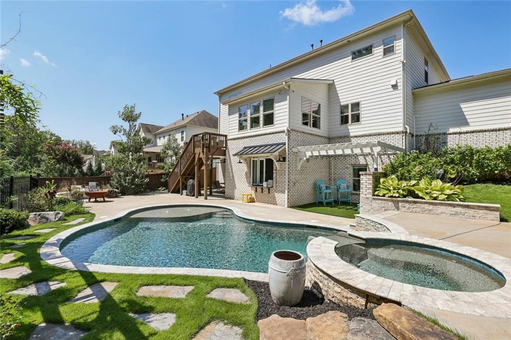 Longstreet Manor - Residential