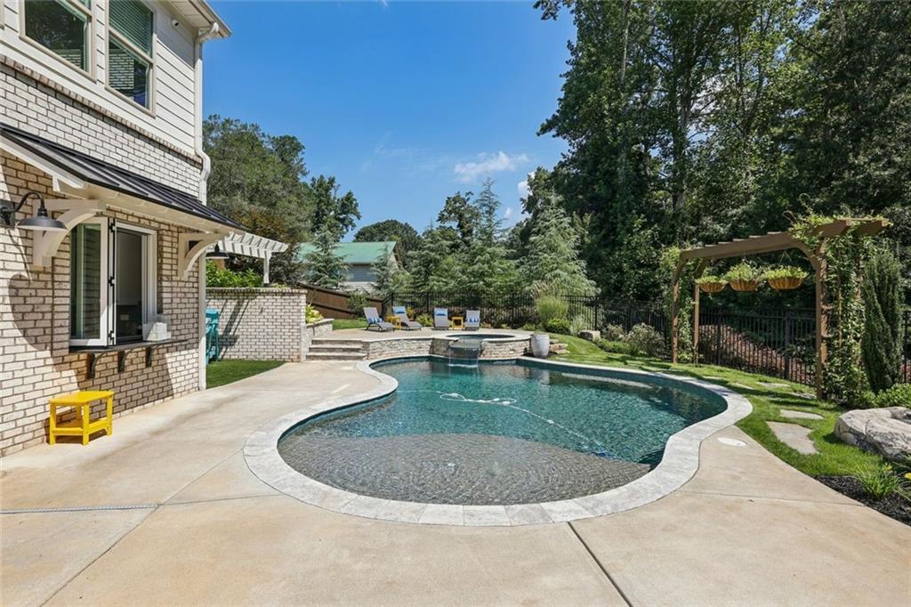 Longstreet Manor - Residential