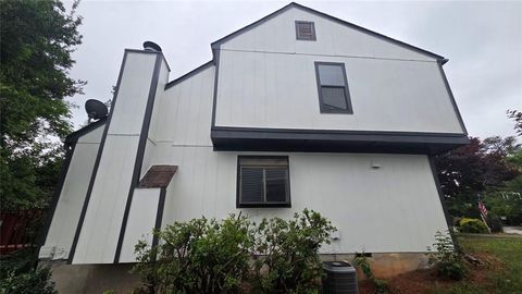 Townhouse For Sale - 1174 Ridgecrest Lane<br/> Smyrna, GA 30080