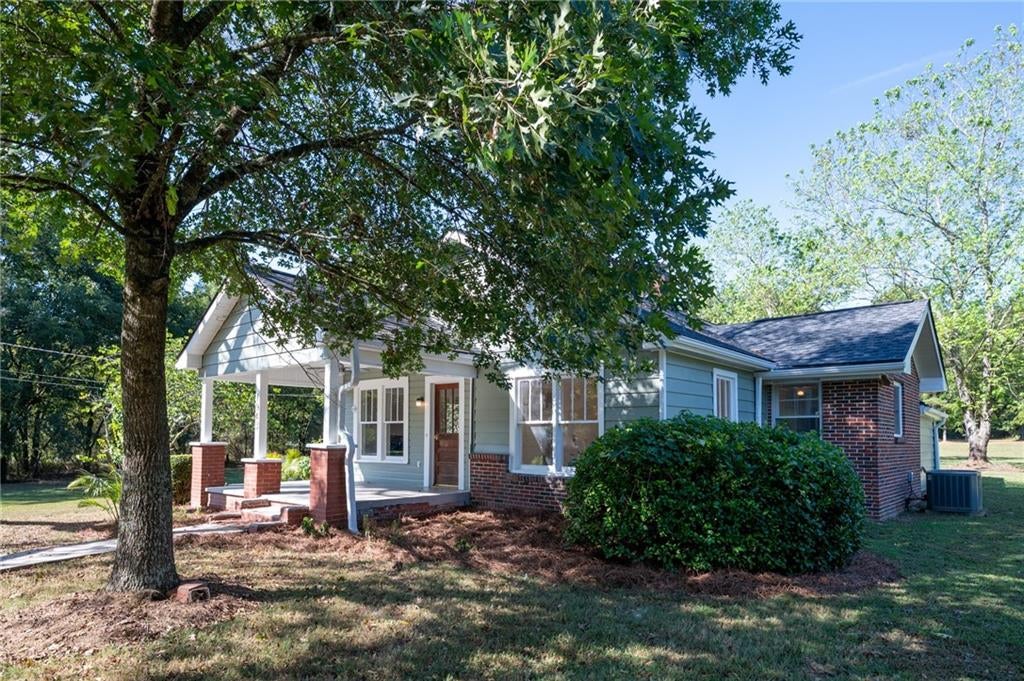 1943 Moores Ferry Road SW
