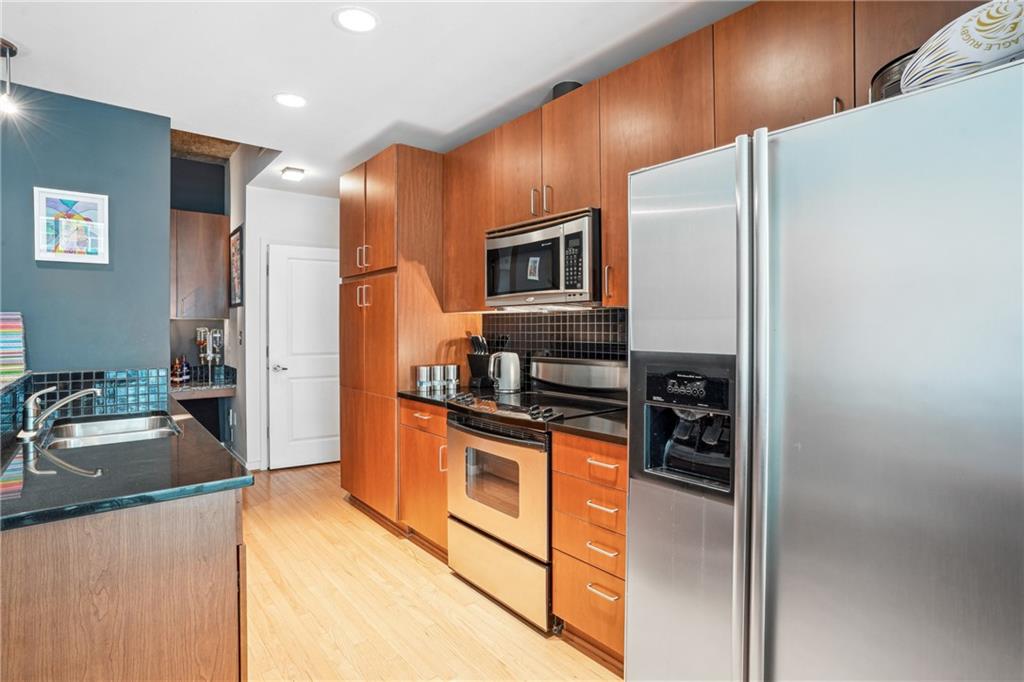 943 Peachtree Street NE 902