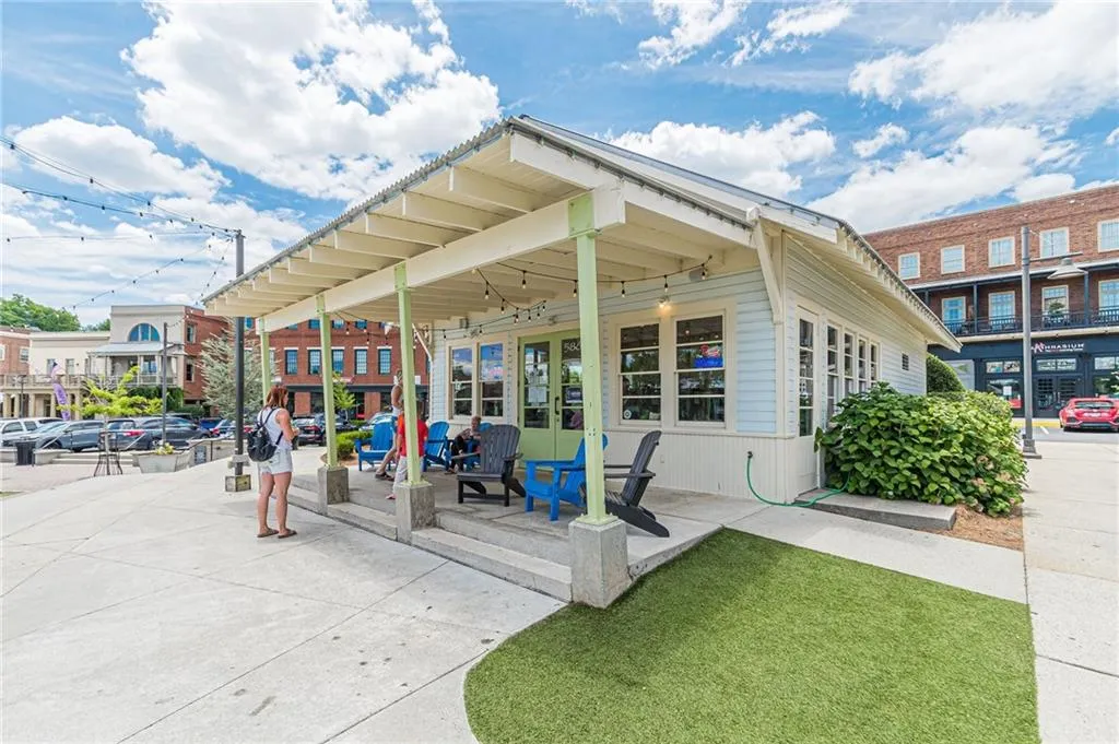 Cumming, Georgia 30040, United States, 5 Bedrooms Bedrooms, ,5 BathroomsBathrooms,Residential,Pending,103409