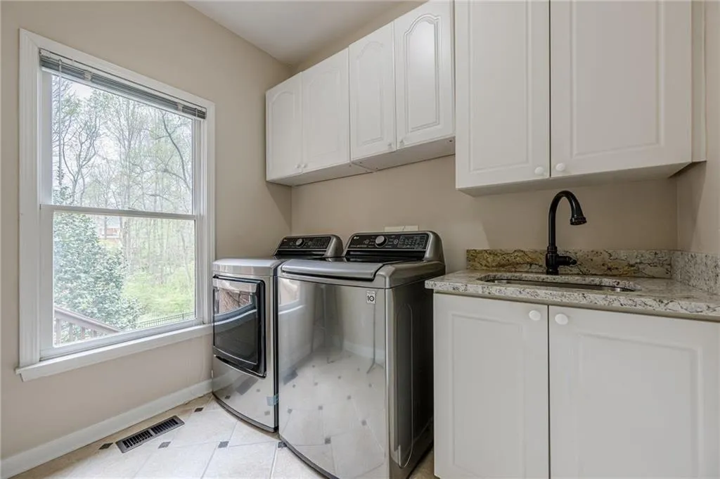 Cumming, Georgia 30040, United States, 5 Bedrooms Bedrooms, ,5 BathroomsBathrooms,Residential,Pending,103409