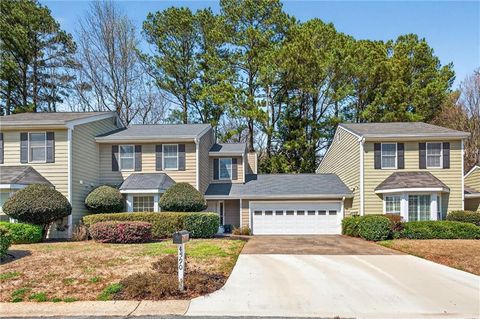 Townhouse For Sale - 4590 Village Oaks Circle<br/> Dunwoody, GA 30338