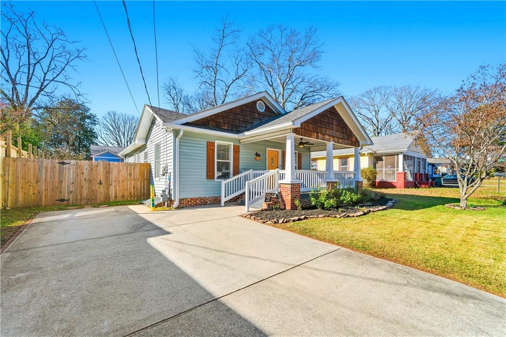 613 Stokeswood Avenue SE