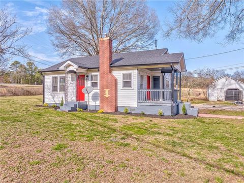 A home in Adairsville