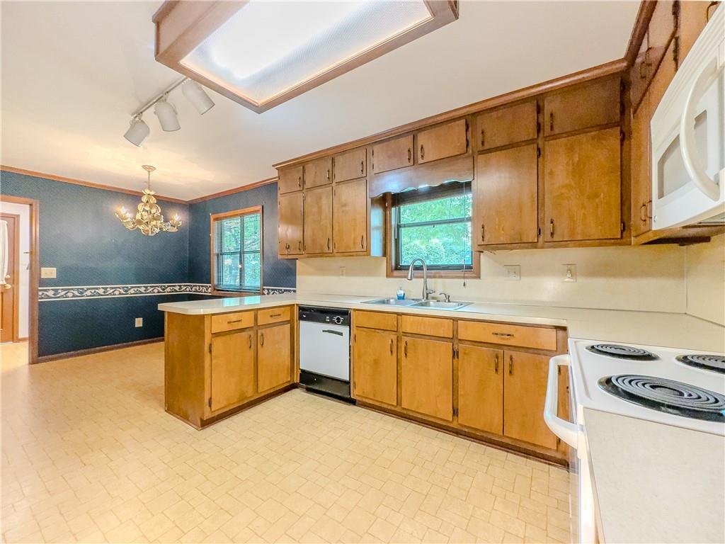 3809 Cotswold Drive, Lilburn, Georgia image 11