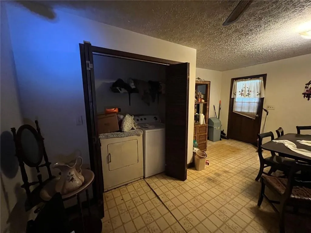 Gainesville, Georgia 30501, United States, 3 Bedrooms Bedrooms, ,1 BathroomBathrooms,Residential,Pending,212008