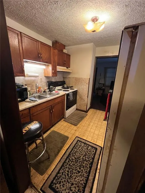 Gainesville, Georgia 30501, United States, 3 Bedrooms Bedrooms, ,1 BathroomBathrooms,Residential,Pending,212008