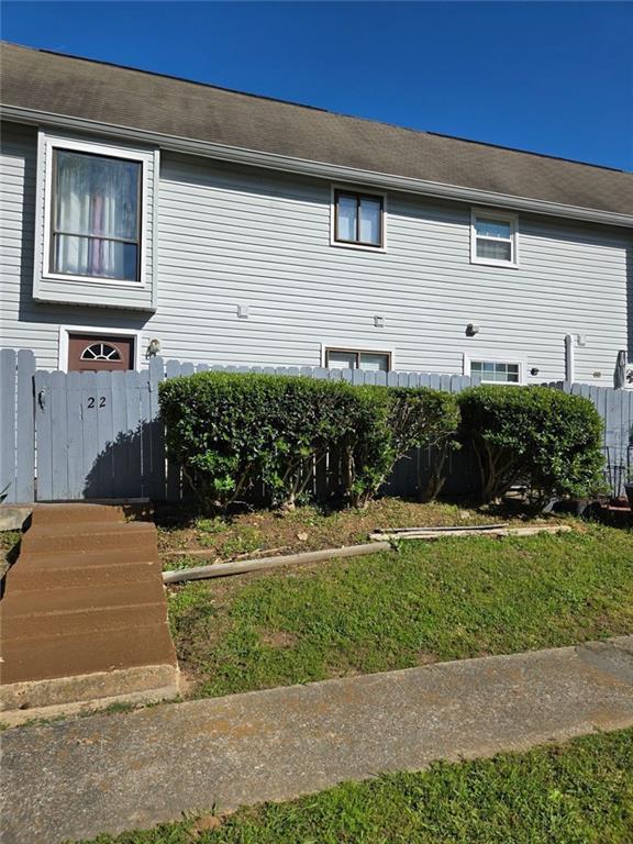 WELCOME FIRST TIME BUYER AND INVESTOR. THIS CONDOMINIUM LOCATED IN A QUIET NEIGHBORHOOD. THE HOME FEATURES 3BR 2 1/2 BA WITH HARDWOOD FLOOR THROUGHOUT THE HOME, DINING AREA OVERLOOKING THE FAMILY ROOM. A MUST SEE!!.