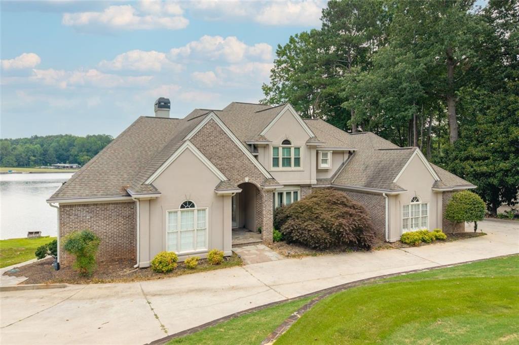 2220 EMERALD Drive