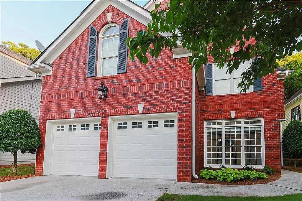Modern Single-Family Home in Prime Sandy Springs/Dunwoody Location
Beautifully maintained modern home ideally situated with quick access to GA-400, I-285, and the nearby MARTA station making commuting a breeze. Located just minutes from Perimeter Mall, shopping, dining, and top-rated schools.