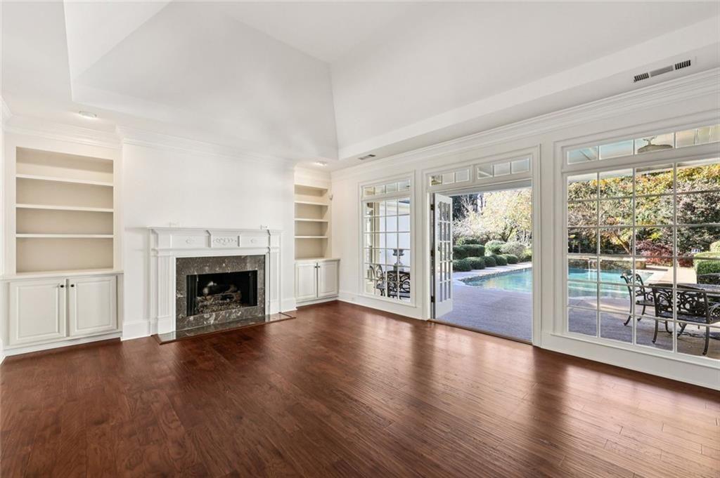 SEVEN OAKS - Residential