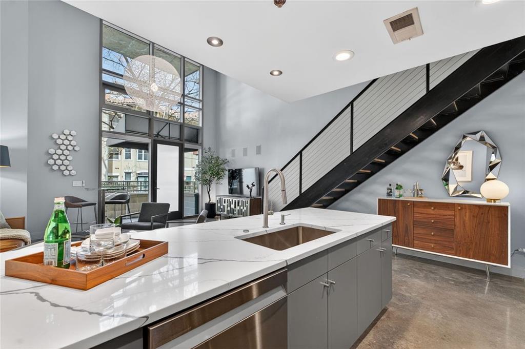 905 Juniper Street NE 115