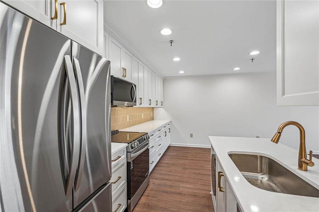 300 Johnson Ferry Rd, Road NE B-601