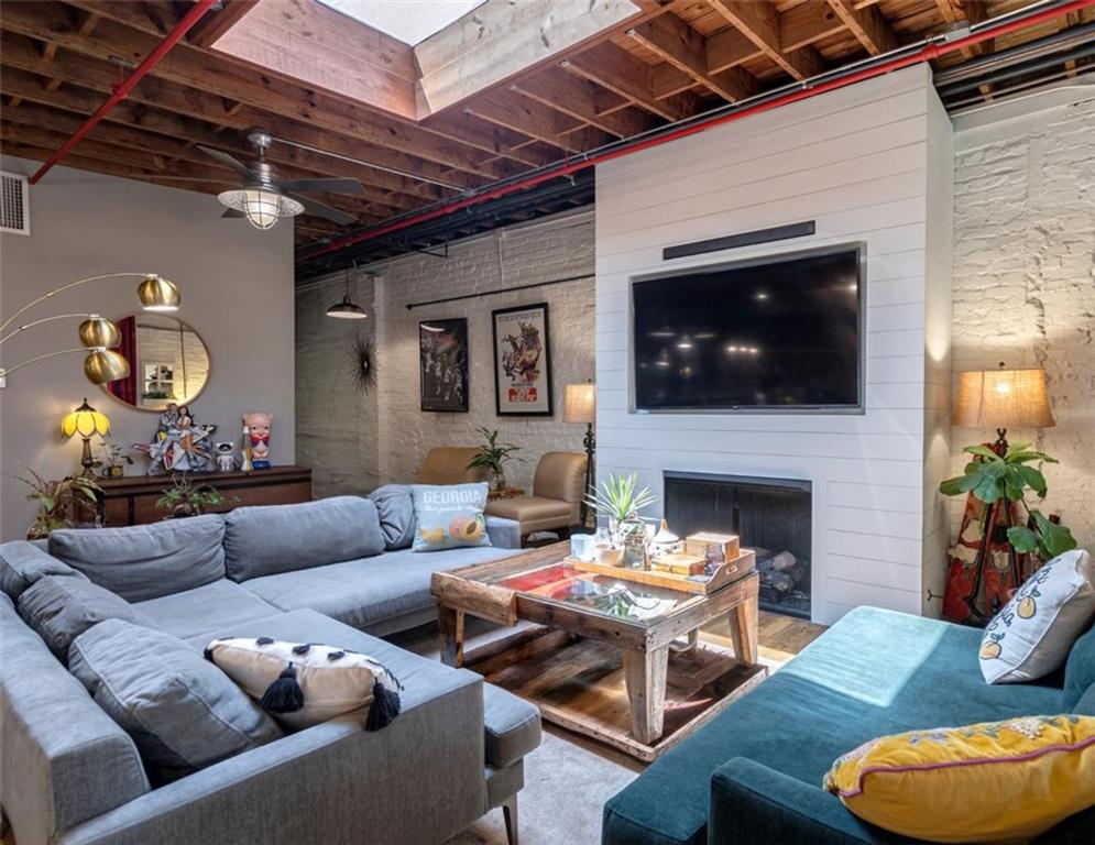 585 White Circle 402