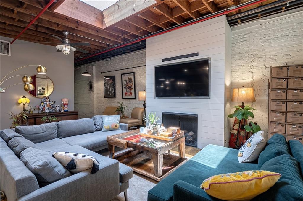 585 White Circle 402