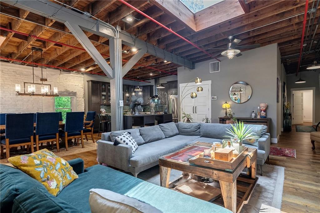 585 White Circle 402