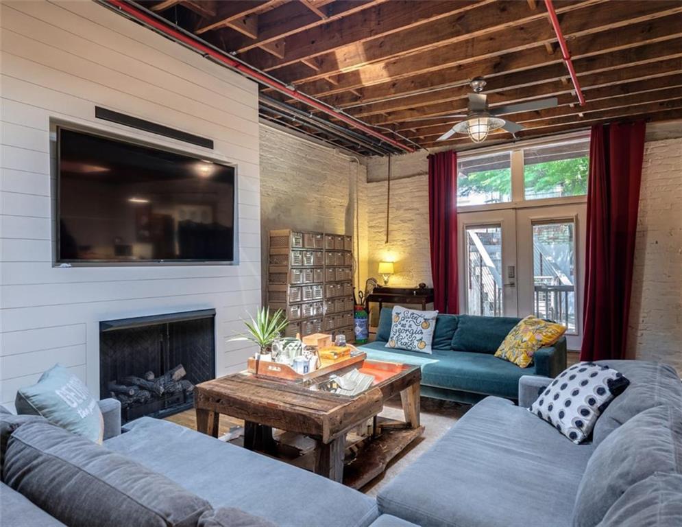 585 White Circle 402