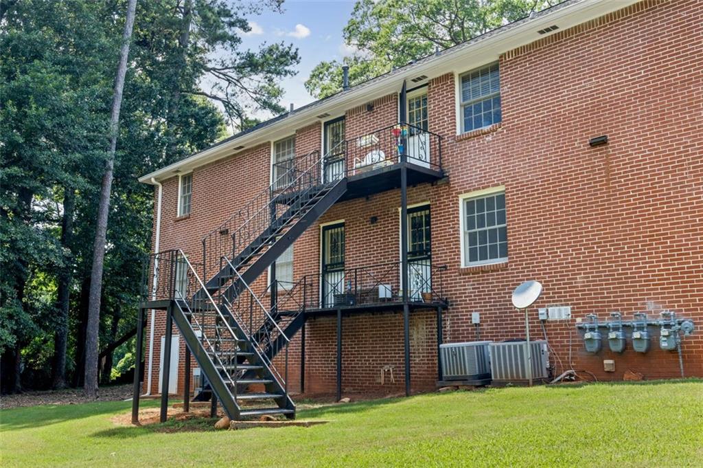 135 E Hill St 22
