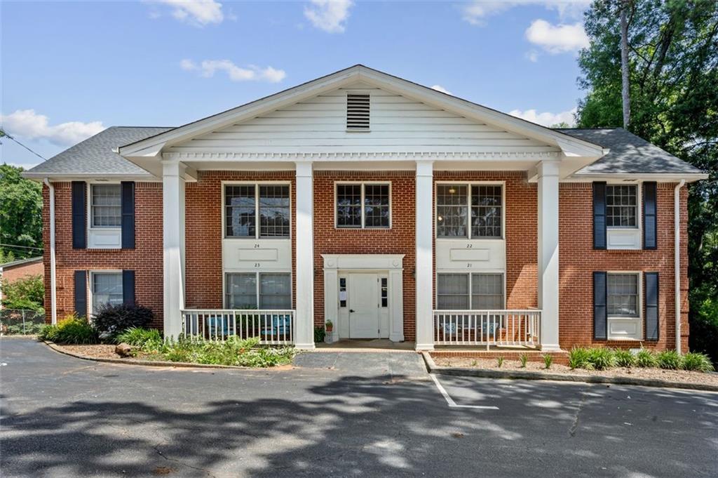 135 E Hill St 22