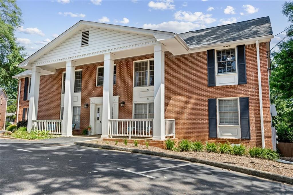 135 E Hill St 22