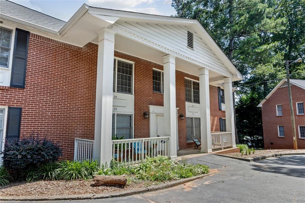135 E Hill St 22